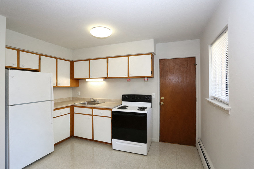 Meadoway Gardens is a similar property to Woodbury Apartments located in Middletown